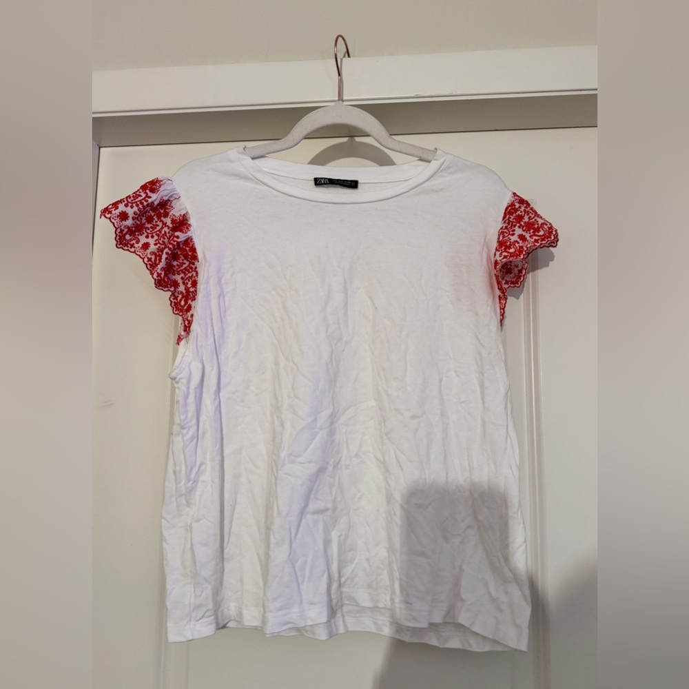 ‼️Sale‼️ GUC embroidered sleeve top